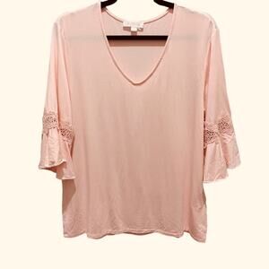 LE Rose light pink top size l/xl. 3/4 ruffle sleeves. V neck